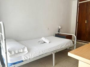 A bed or beds in a room at Habitación Individual con terraza