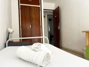 A bed or beds in a room at Habitación Individual con terraza