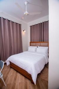 En eller flere senge i et værelse på Reza Stays Apartment near mwananyamala hospital & CBD
