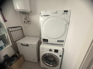 a washer and dryer in a small room at Villaparaiba in São Mamede de Infesta +8 photos