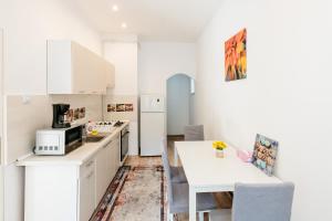 Køkken eller tekøkken på The Muse - Kronstadt Central Suites