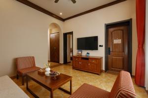 Karamay West Wuzhen Tancheng Hotel的电视和/或娱乐中心