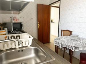 A kitchen or kitchenette at Habitación Individual con terraza