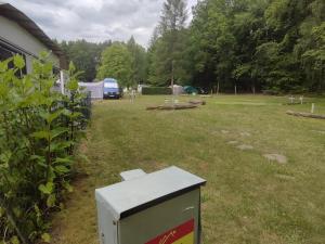 a yard with a electricity box in the grass at !Nur Stellplatz! Wohnwagen- & Mobil und Zelt Stellplatz "122", an der Mecklenburger Seenplatte in Fürstenberg-Havel