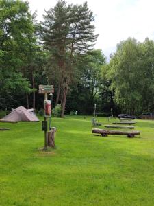 a park with a tent and picnic tables in the grass at !Nur Stellplatz! Wohnwagen- & Mobil und Zelt Stellplatz "122", an der Mecklenburger Seenplatte in Fürstenberg-Havel