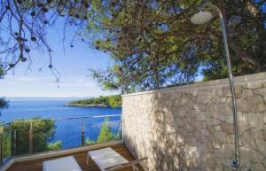ein Bad mit Blick auf das Wasser in der Unterkunft Stunning Brac Villa 5 Bedrooms Villa Selca Brac 5 Metres To The Beach Private Swimming Pool Selca in Selca