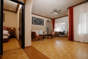 Karamay West Wuzhen Tancheng Hotel客房内的一张或多张床位