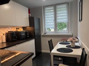 a kitchen with a small table and a microwave at Apartament Rodzinny - Classic Olszowa - in Włocławek