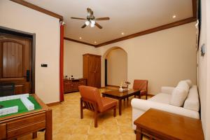 Karamay West Wuzhen Tancheng Hotel的休息区