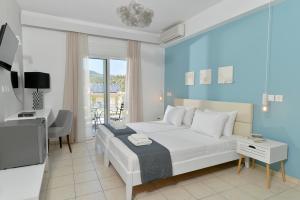 Cama ou camas em um quarto em Hotel Kalloni