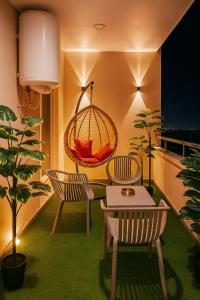 Posezení v ubytování Premium Goldcrest Mall Apartments Luxury Serviced Stay in DHA Lahore
