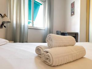 stos ręczników leżący na łóżku w obiekcie Apartamento coqueto w Maladze