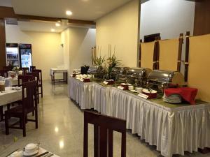 A restaurant or other place to eat at UCT Taunggyi Hotel