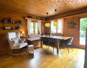 a dining room with a table and chairs in a cabin at Almliesl STEF-633 in Sankt Stefan im Lavanttal