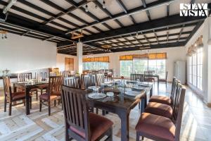 Restaurace v ubytování StayVista at Nirvana Dhar