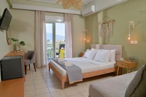 Cama ou camas em um quarto em Hotel Kalloni
