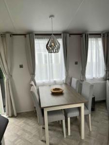 ヤブベーケにあるVakantiepark Klein Strand - Luxe Chalet 4pのギャラリーの写真