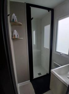 a bathroom with a large mirror and a sink at Vakantiepark Klein Strand - Cottage 4p in Jabbeke