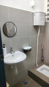 a bathroom with a sink and a toilet at SK Villa's Homestay Kota Warisan, Dengkil, KLIA in Sepang