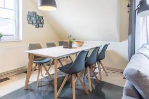 a dining room with a table and chairs at Ferienwohnung Seeigel in Tarnewitz