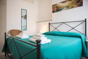 ein Schlafzimmer mit einem Bett mit Handtüchern darauf in der Unterkunft Camere Oberdan in Foligno