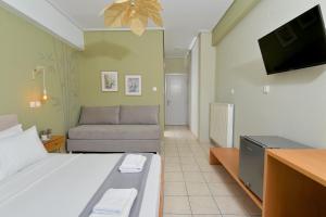 Uma TV ou centro de entretenimento em Hotel Kalloni