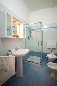 フォリーニョにあるCamere Oberdanのバスルーム(シンク、シャワー、トイレ付)