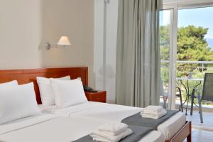 Cama ou camas em um quarto em Hotel Kalloni
