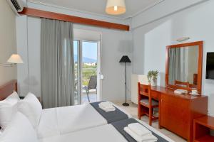 Cama ou camas em um quarto em Hotel Kalloni