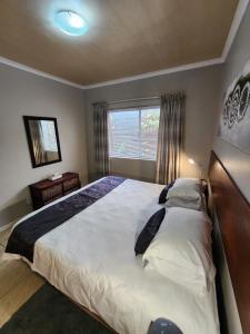 Postel nebo postele na pokoji v ubytování 80 Kendal Self-Catering Guest House