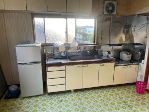 una cocina con fregadero y encimera en Sunny house, en Otaru