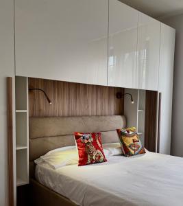 ガルダにあるCà Leo in Garda, relax & poolのベッドルーム(枕2つ付)