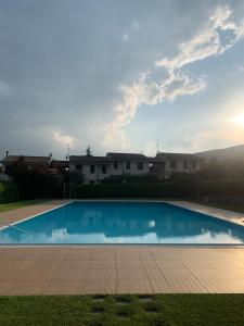 ガルダにあるCà Leo in Garda, relax & poolの家の前のプール +24枚の写真