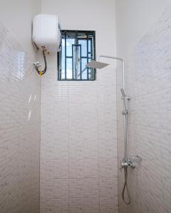 Et badeværelse på Reza Stays Apartment near mwananyamala hospital & CBD