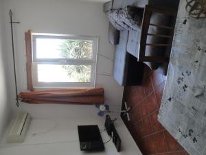 une cuisine avec une fenêtre et un ordinateur portable sur un comptoir dans l'établissement Apartments Obala Djenovici, à Herceg-Novi