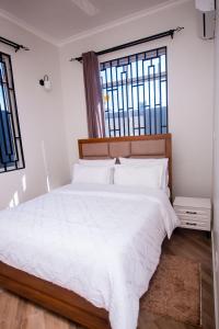 En eller flere senge i et værelse på Reza Stays Apartment near mwananyamala hospital & CBD