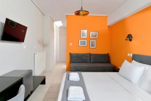Uma TV ou centro de entretenimento em Hotel Kalloni
