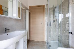 a bathroom with a sink and a glass shower at Casa Belvedere - Affitti Brevi Italia in Poggio Picenze +35 photos