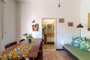 a dining room with a table and a couch at Casa Alderotti in Bologna
