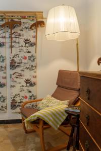 Habitación con silla, lámpara y cómoda en Casa Alderotti, en Bolonia 30 fotos más