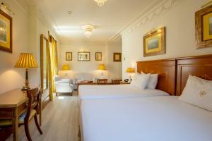 Una cama o camas en una habitación de Hotel Inglaterra 64 fotos más