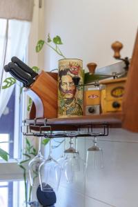 Una mesa con copas de vino encima. en Casa Alderotti, en Bolonia