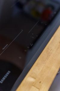 un primer plano de una pantalla para ordenador portátil sobre una mesa en Casa Alderotti, en Bolonia 28 fotos más