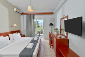 Uma TV ou centro de entretenimento em Hotel Kalloni