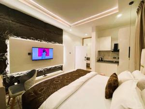 TV a/nebo společenská místnost v ubytování Emirates Residence