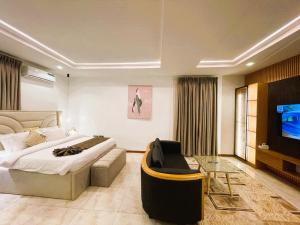 TV a/nebo společenská místnost v ubytování Emirates Residence + 37 fotografií