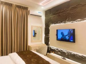 TV a/nebo společenská místnost v ubytování Emirates Residence
