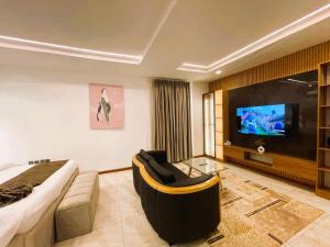 TV a/nebo společenská místnost v ubytování Emirates Residence