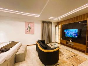 TV a/nebo společenská místnost v ubytování Emirates Residence