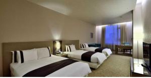 Postel nebo postele na pokoji v ubytování Shinkansen Grand Hotel